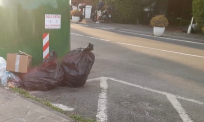 Abbandona Rifiuti In Piazzale Rocca Beccato Dalle Telecamere Prima