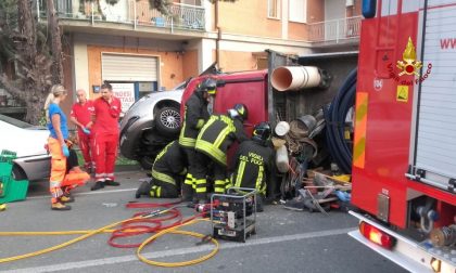 Furgone ribaltato a Cogorno, i pompieri liberano il conducente
