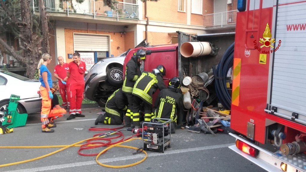 Furgone ribaltato a Cogorno, i pompieri liberano il conducente