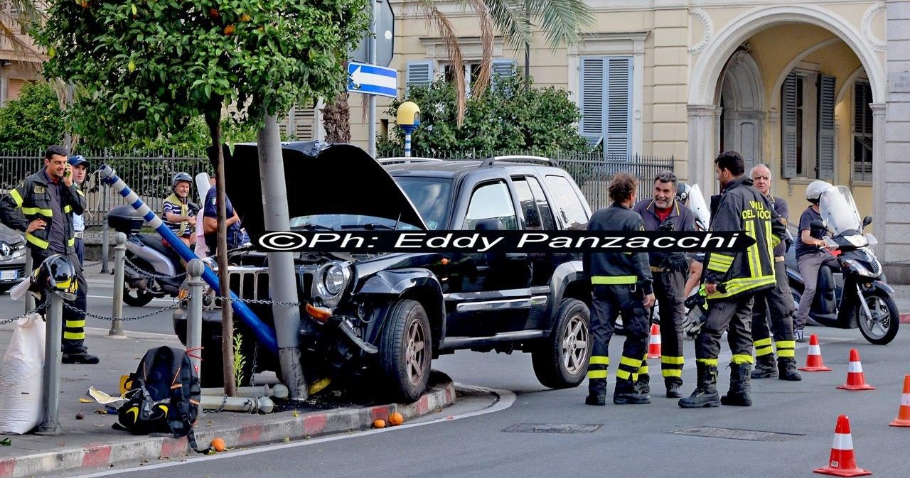 Incidente in corso Millo, jeep si schianta contro un palo