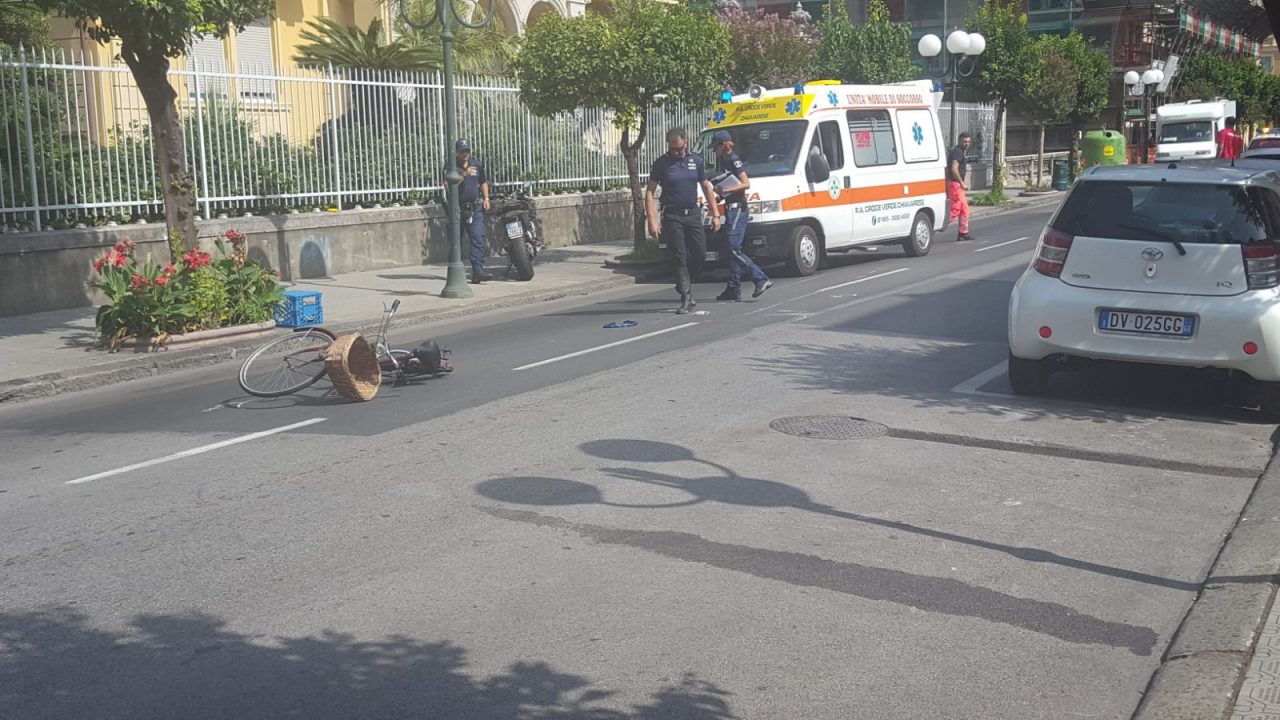 Incidente in corso Italia, si scontrano moto e bicicletta