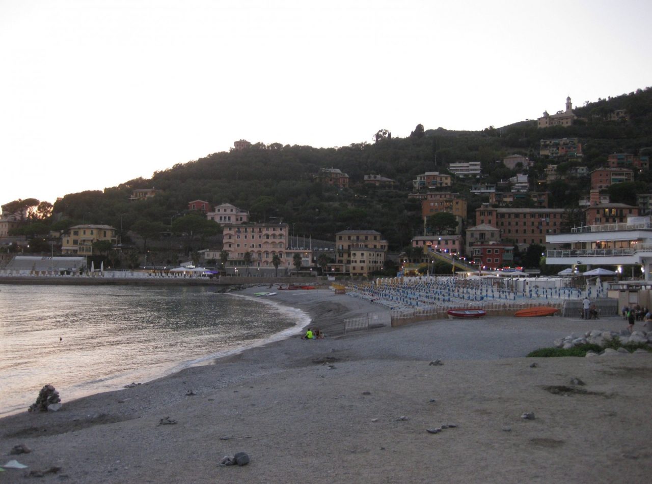Tragedia sfiorata in spiaggia a Recco: un uomo tenta di affogare il figliastro