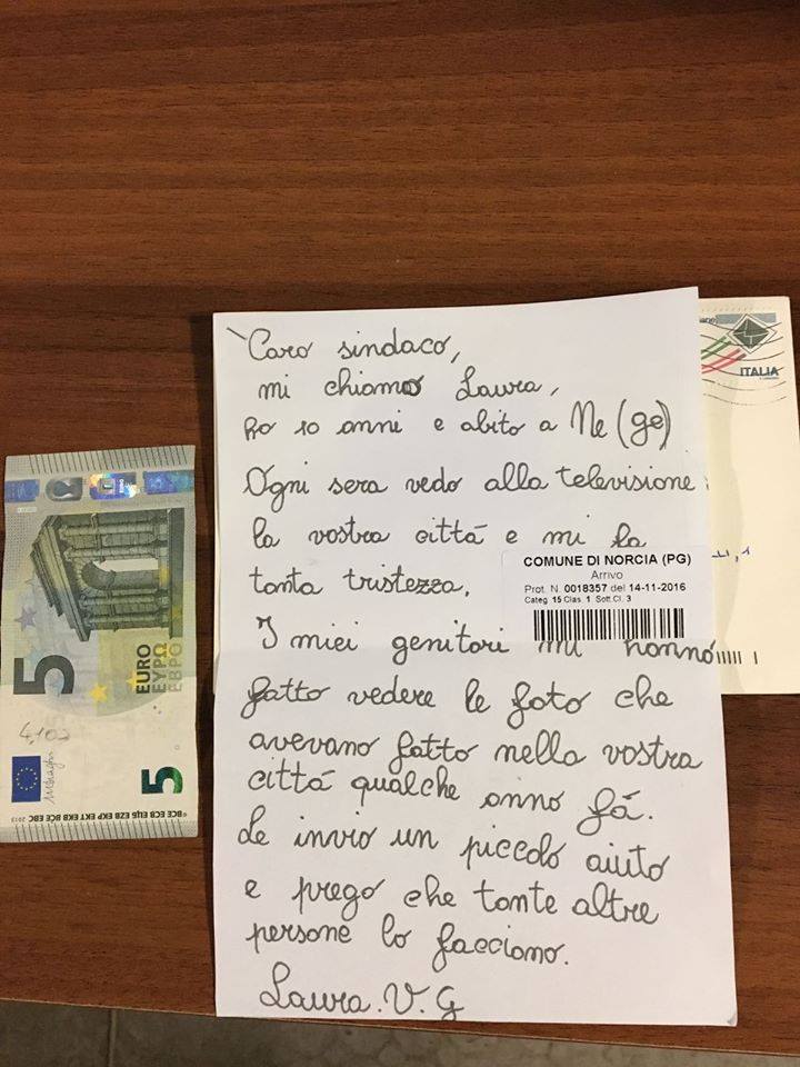 La piccola Laura a Norcia: aveva donato 5 euro ai terremotati