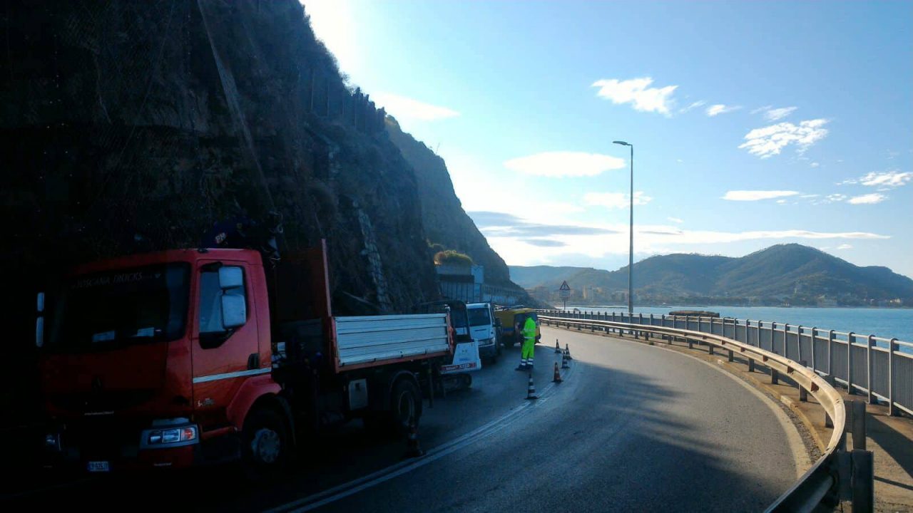 Piccola frana a Sant’Anna, senso unico alternato fino a domani
