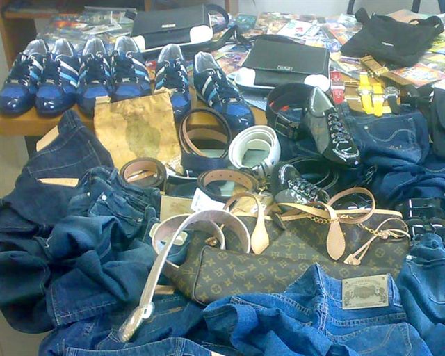 Sequestrati capi di abbigliamento contraffatti per un valore di 500 euro