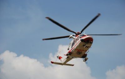 Ciclista cade a Sestri, in elicottero al San Martino