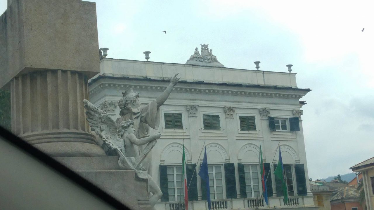 La statua che fa le corna… alla cattedrale e al Comune