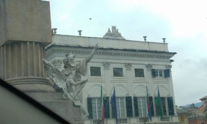 La statua che fa le corna... alla cattedrale e al Comune