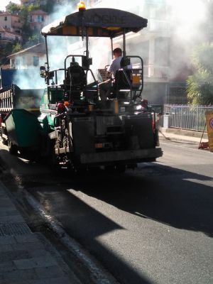 Via Repubblica chiusa dalle 13 alle 5. Torna la pulizia delle strade