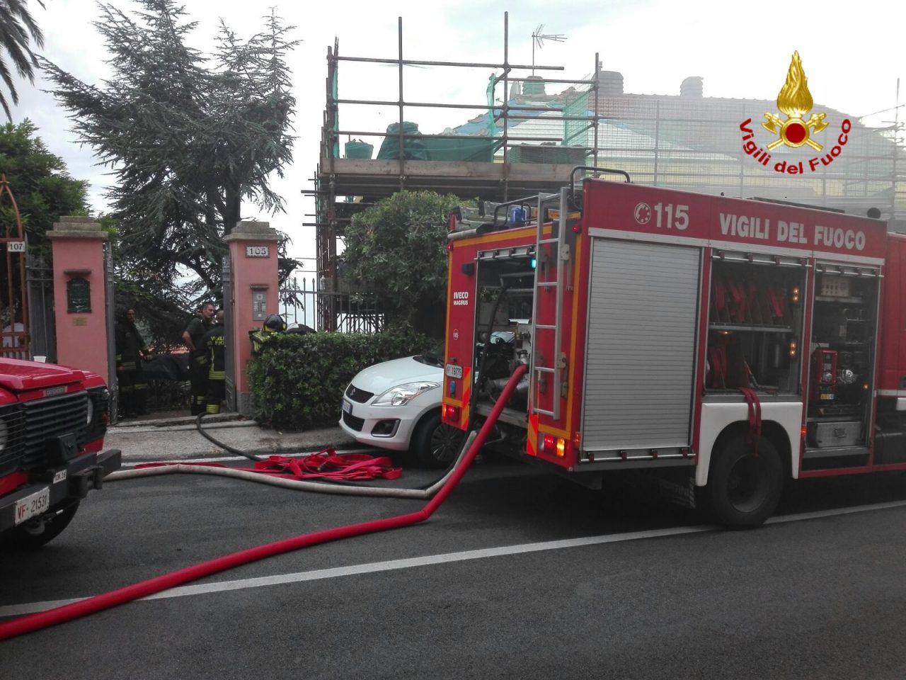 Appartamento in fiamme, palazzina evacuata