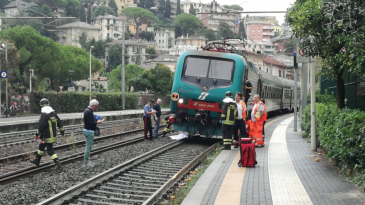 Investito da un treno, traffico ferroviario in tilt