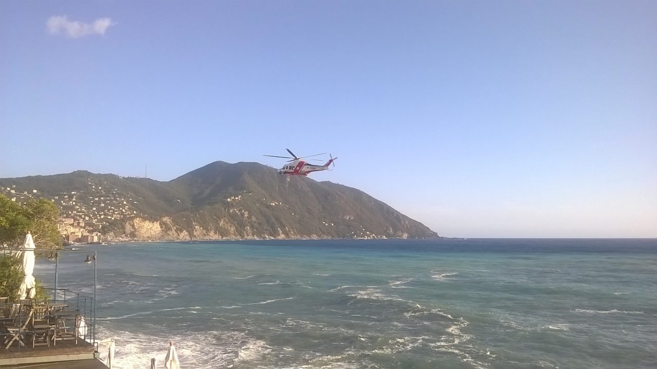 Donna in mare a Recco, ricerche in corso
