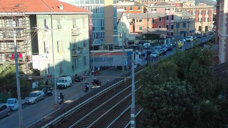 Camion incastrato sull’Aurelia, strada bloccata e lunghe code