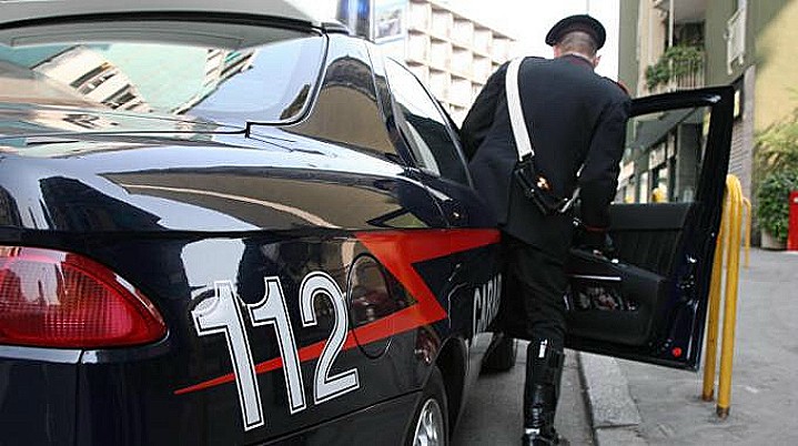 Furto di vestiti in un negozio, ladro aveva con sé un tronchese