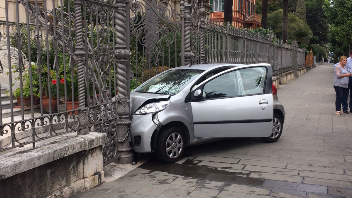 Perde il controllo dell’auto, schianto contro un cancello ma anziana illesa
