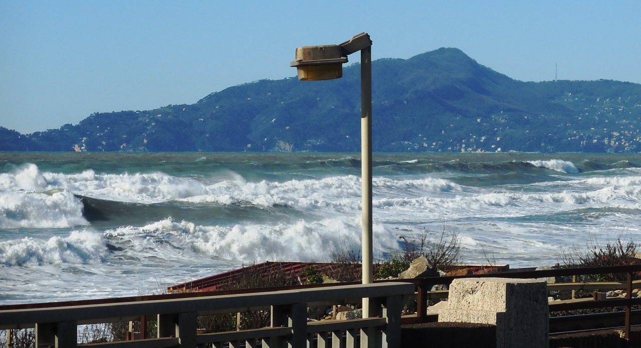 Forte libecciata in arrivo sulla Liguria, rischio mareggiate con onde fino a 3 metri