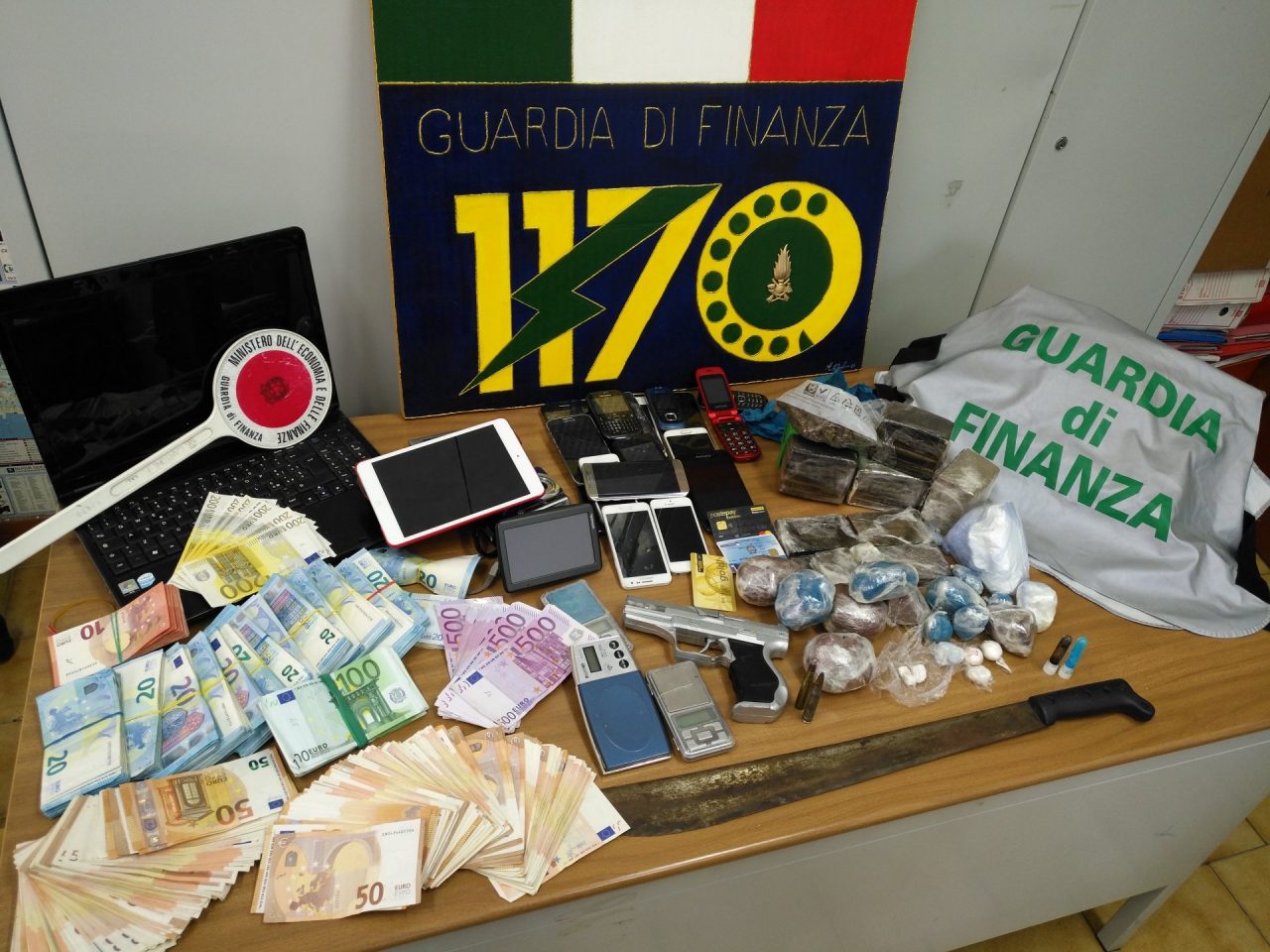 Zia e nipote con un chilo di cocaina in camera da letto. Arrestati nello spezzino