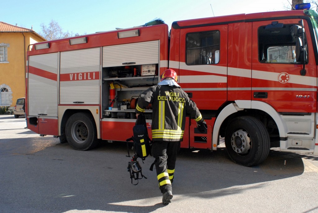 I Vigili del Fuoco domano un incendio a Moconesi
