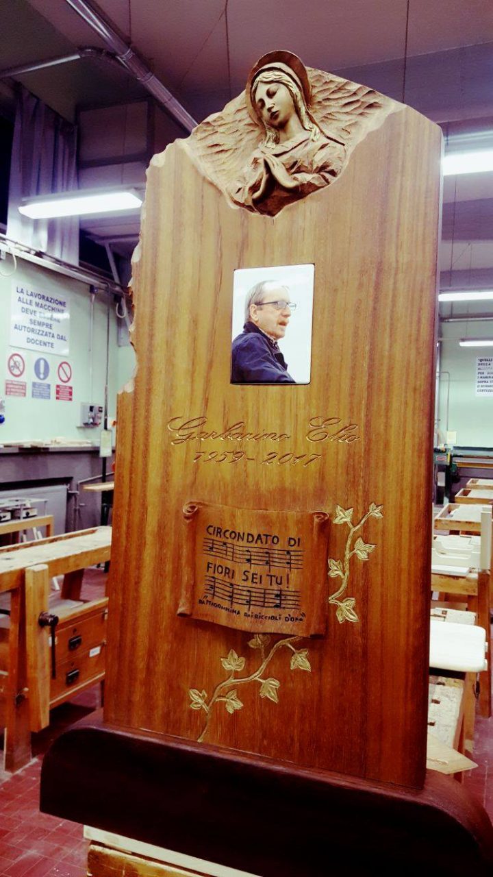 Un cippo funerario in legno in ricordo di Elio Garbarino