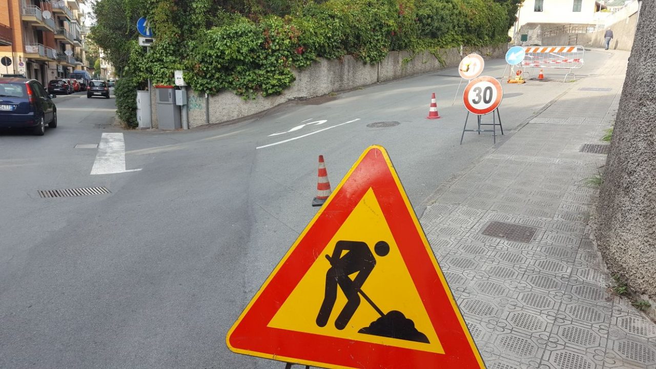 Chiavari, in via Pianello lavori fermi per un tombino