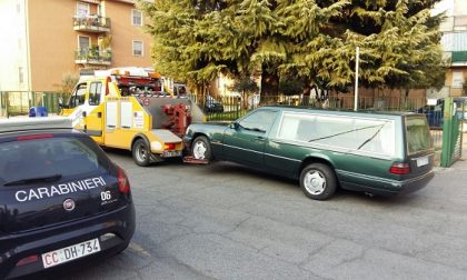 Ultimo saluto al carro funebre: era senza assicurazione