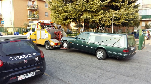 Ultimo saluto al carro funebre: era senza assicurazione