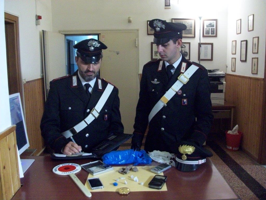 Carabinieri liberi dal servizio scovano 48enne con sette dosi di eroina
