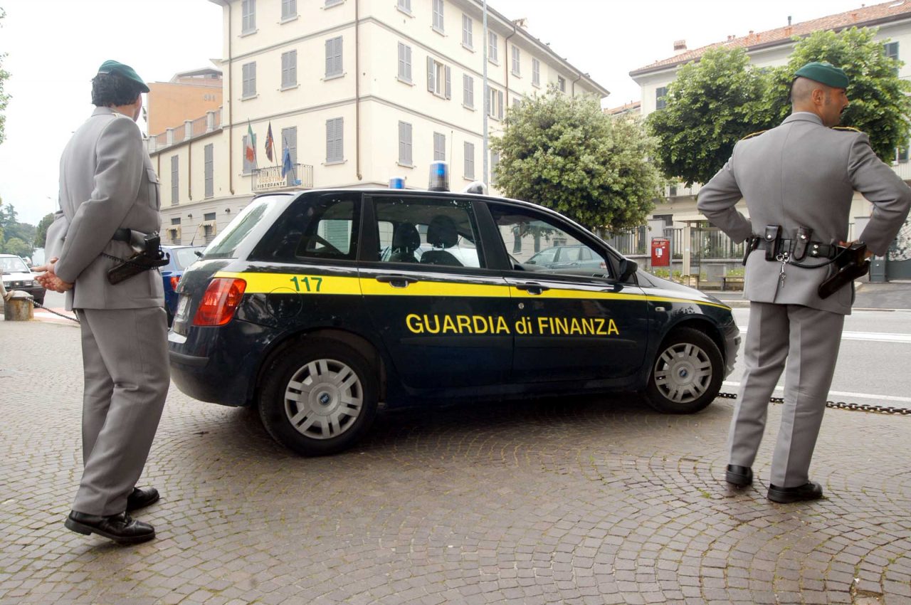Documenti contributivi falsi per aggiudicarsi appalti pubblici: indaga la Finanza
