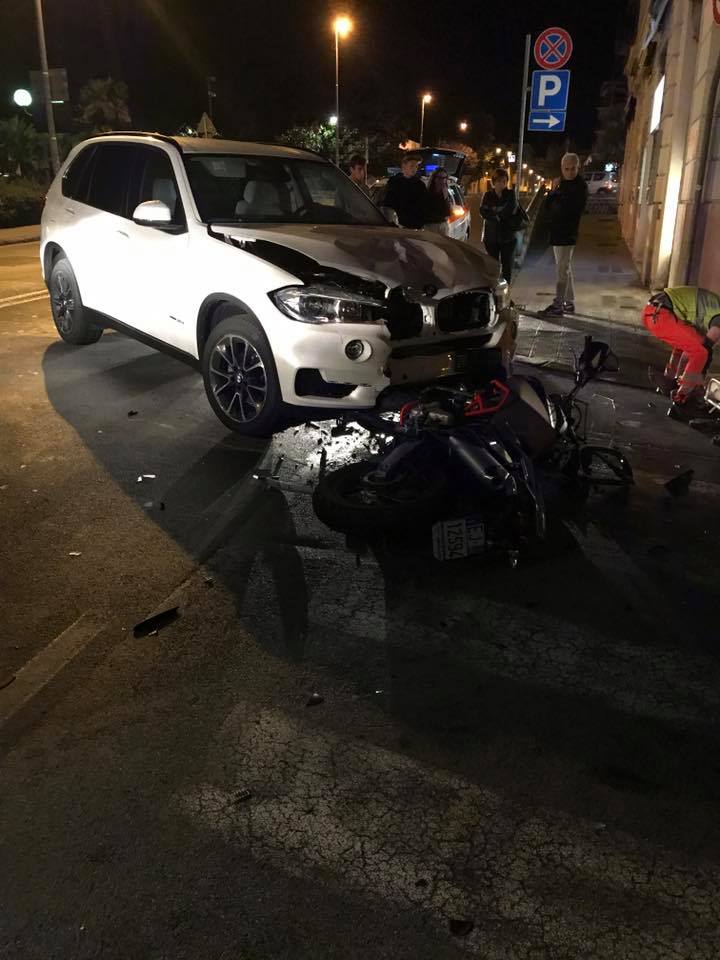 Scontro in centro, grave un motociclista