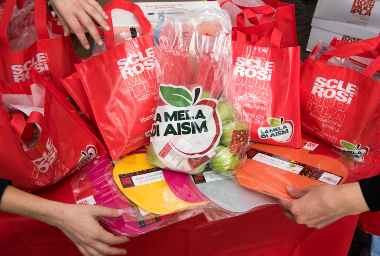 La Mela di Aism, questo fine settimana raccolta fondi per la sclerosi multipla