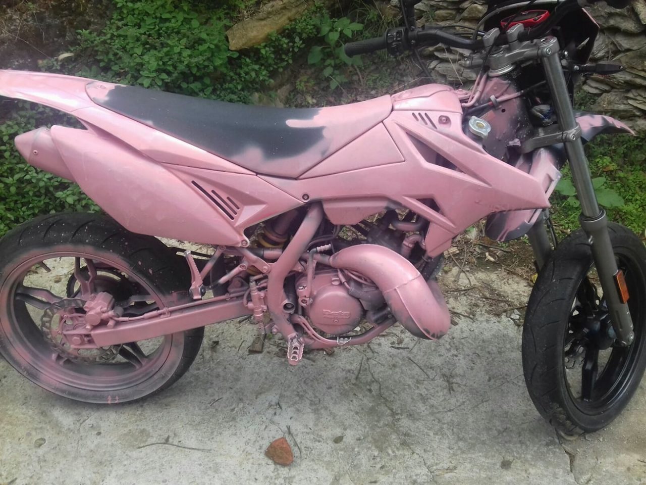Moto dipinta di rosa e zucchero nel serbatoio: atto vandalico, scherzo di cattivo gusto o vendetta?