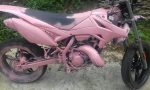 Moto dipinta di rosa e zucchero nel serbatoio: atto vandalico, scherzo di cattivo gusto o vendetta?