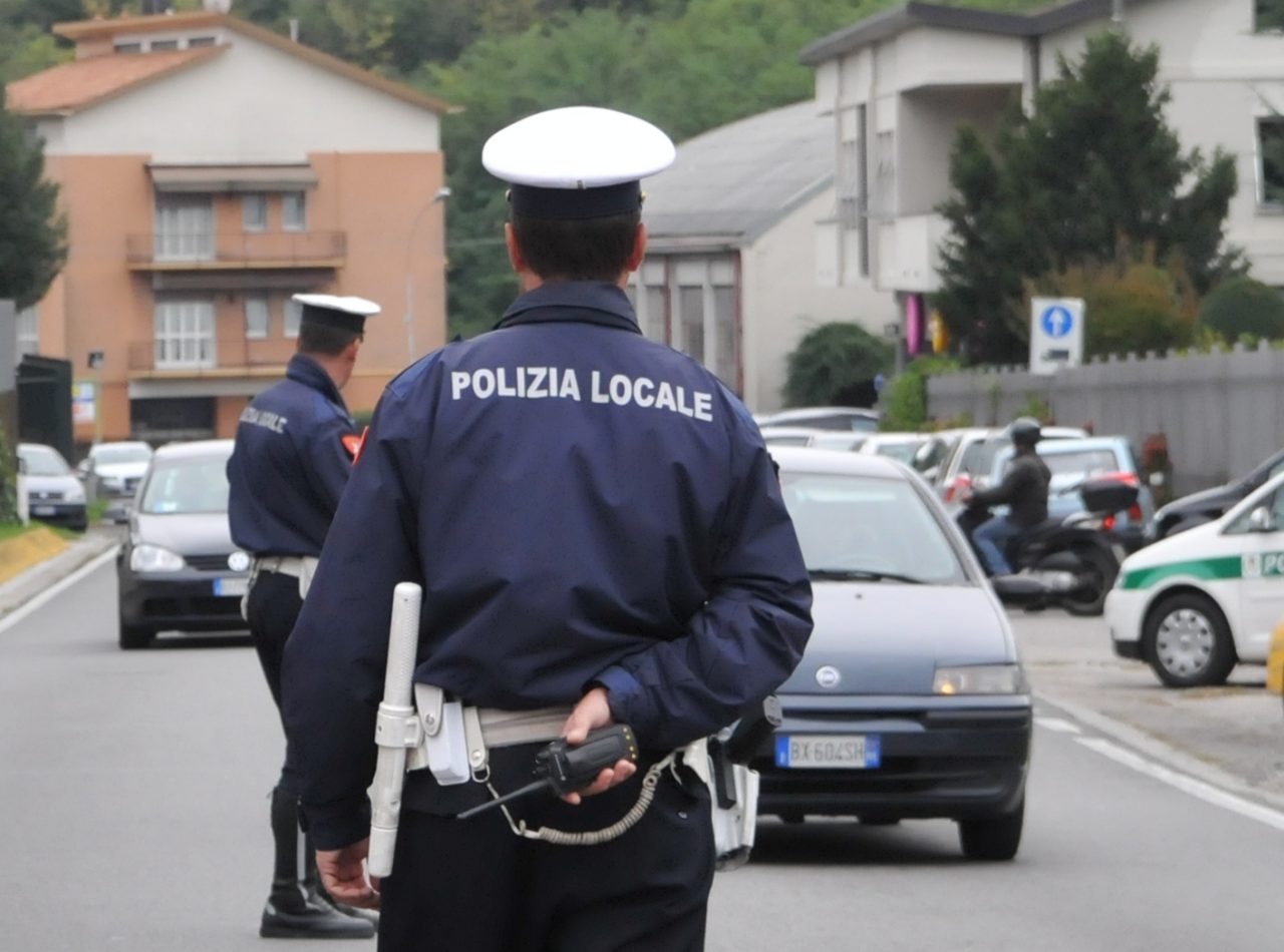 “Foresti” in divieto di sosta, l’anziano gli riga l’auto