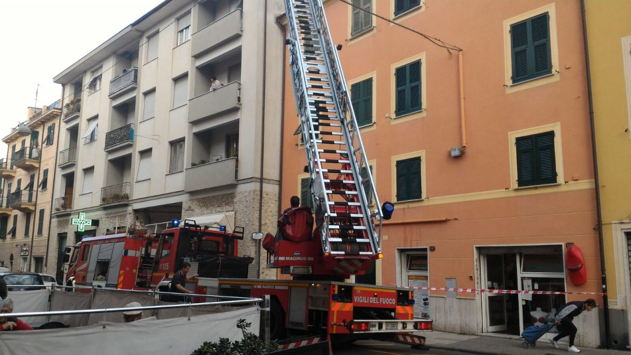 Principio di incendio in una canna fumaria, l’intervento dei Vigili del Fuoco