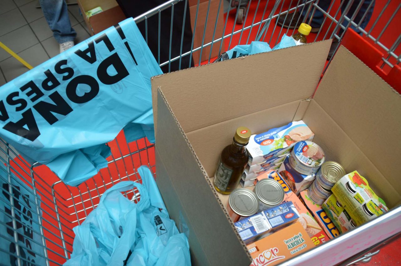 Sabato torna la raccolta solidale di alimenti nei punti vendita di Coop Liguria