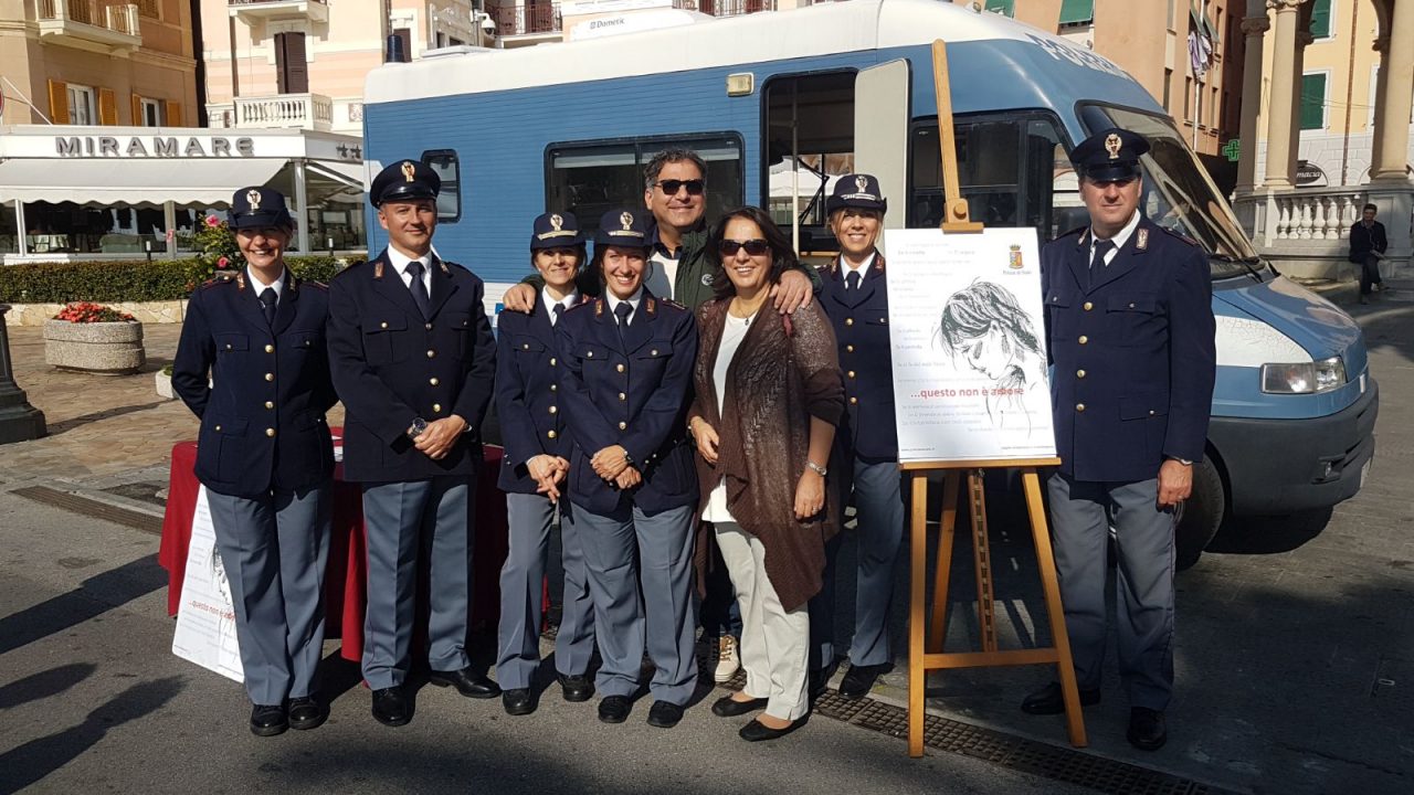 Polizia in piazza contro la violenza sulle donne