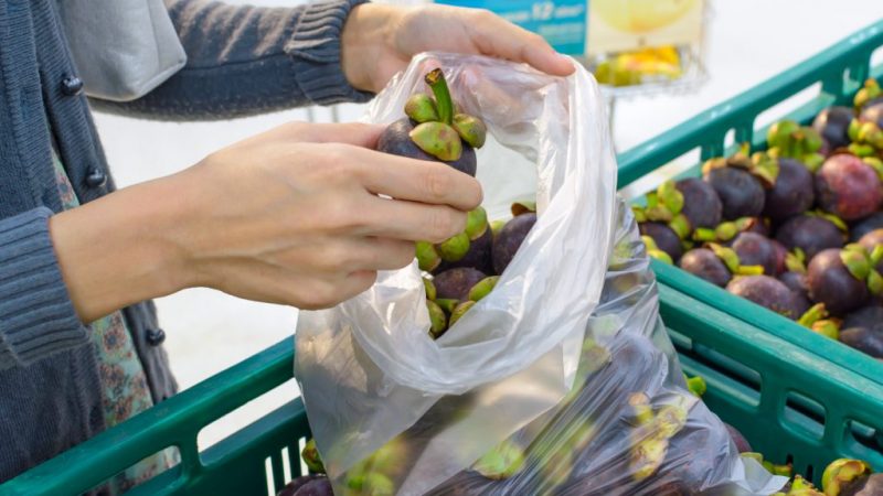 Imbustare frutta e verdura nei sacchetti trasparenti dal 1° gennaio costerà 10 centesimi