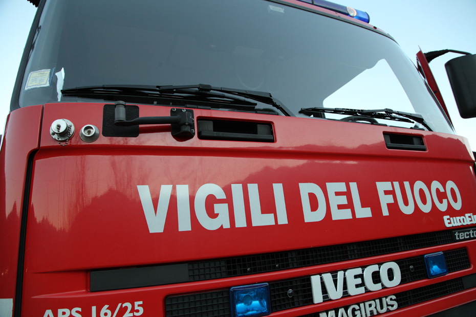 Incendio nella notte in un panificio, uomo al pronto soccorso