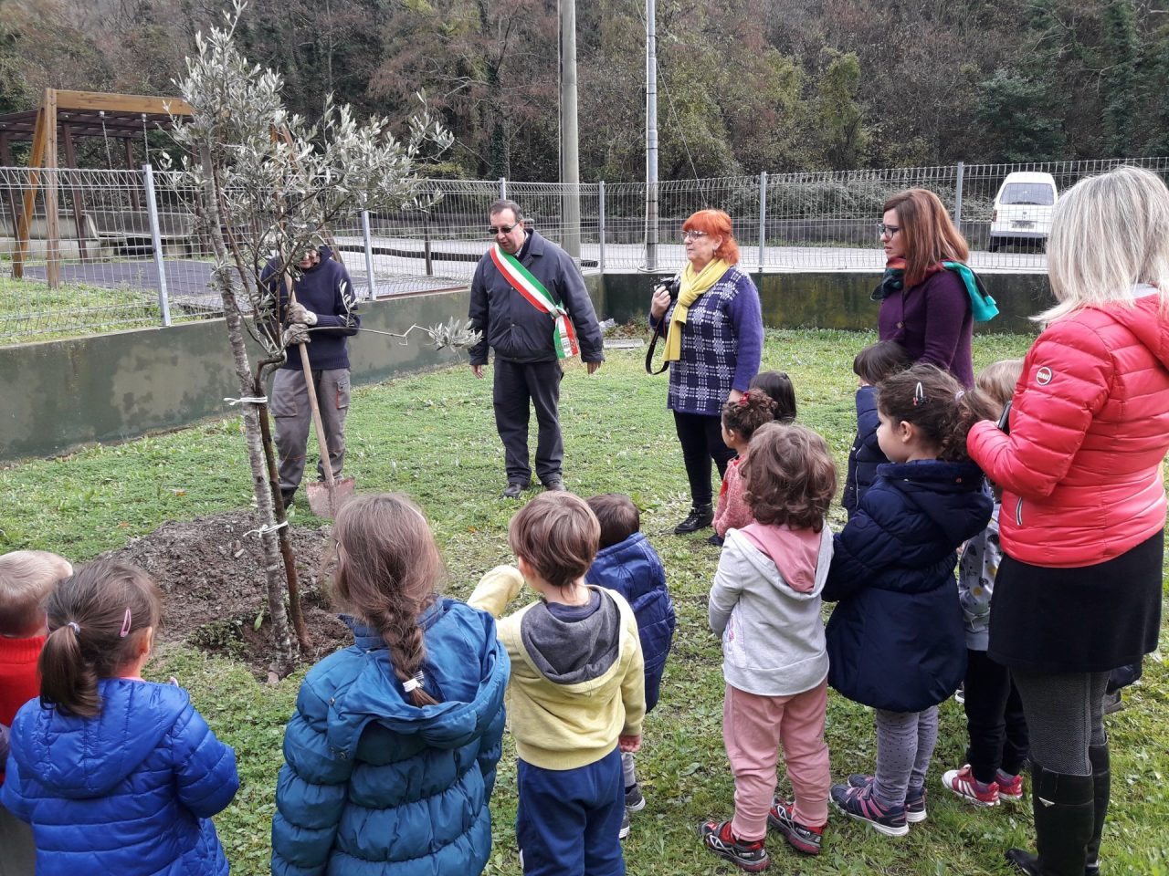 Festa dell’albero a Ne, gli alunni piantano un ulivo