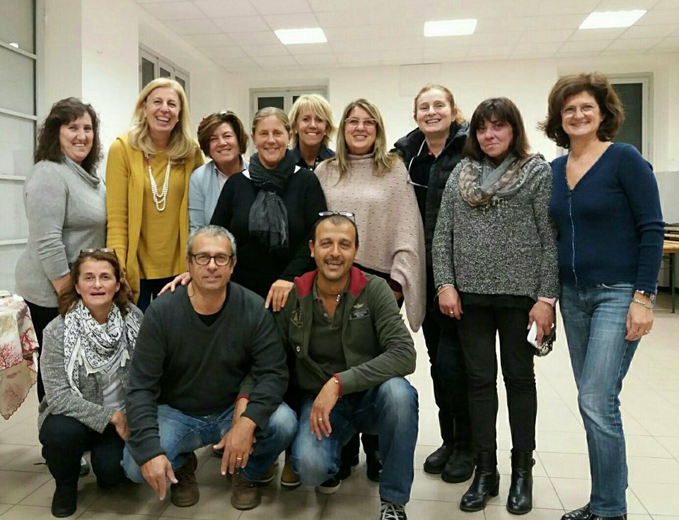 Si radunano per festeggiare i 35 anni di… diploma