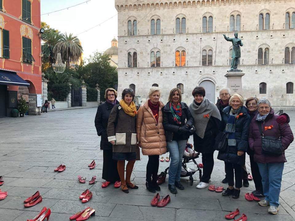 Scarpette rosse in piazza Mazzini