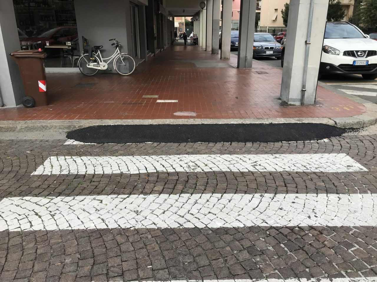 In piazza del mercato a Sestri Levante l’asfalto ha coperto il pavè