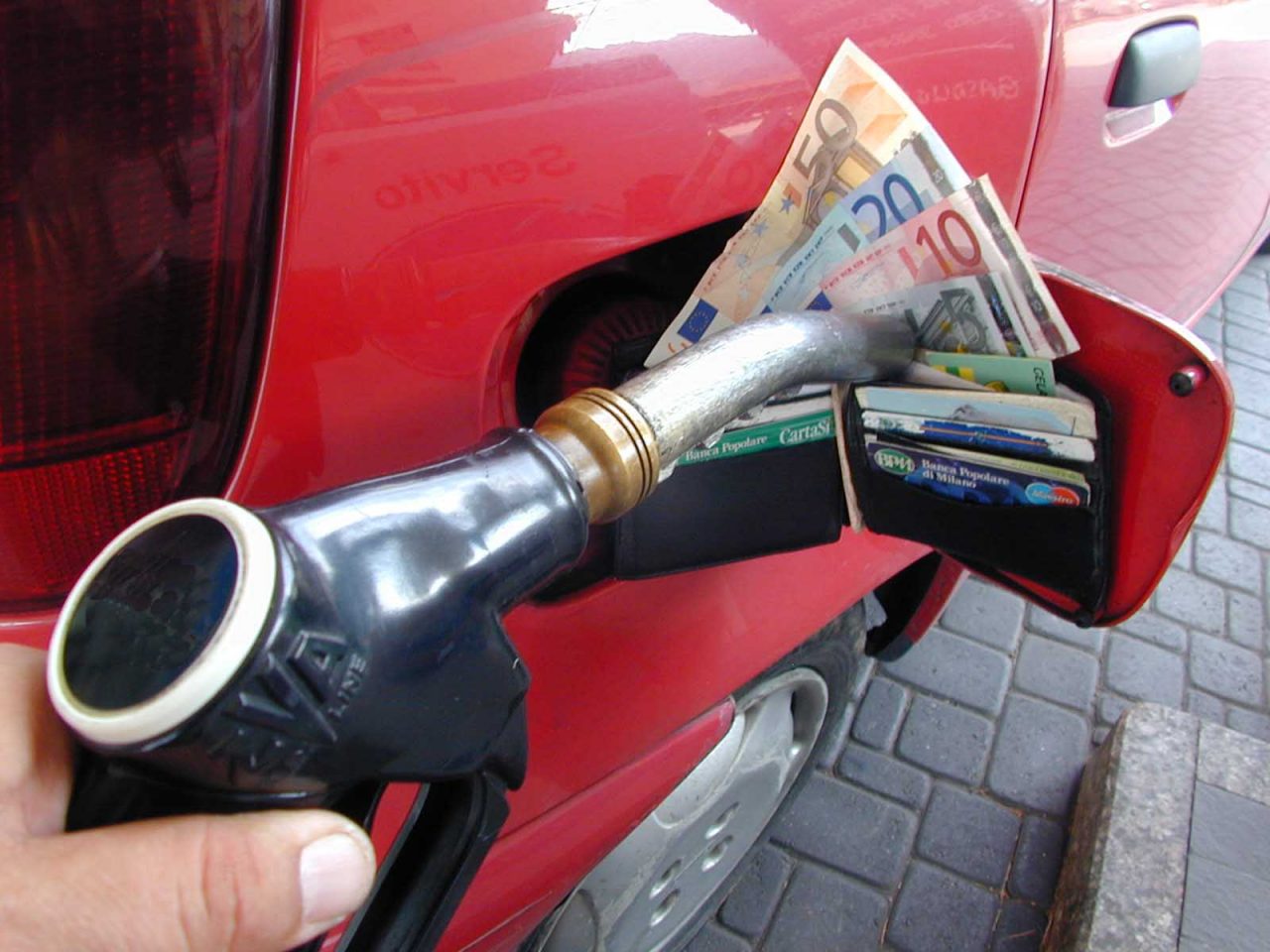 Quanto costa il carburante? Abbiamo confrontato per un giorno i prezzi nelle stazioni di servizio dei nostri Comuni: ecco i più a «buon mercato»