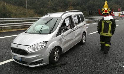 Auto ribaltata in autostrada, intervento dei vigili del fuoco