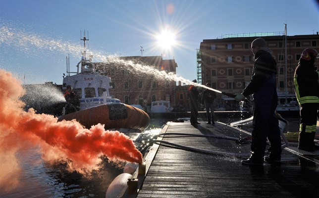 Spettacolare esercitazione della Guardia Costiera nel porto di Santa Margherita