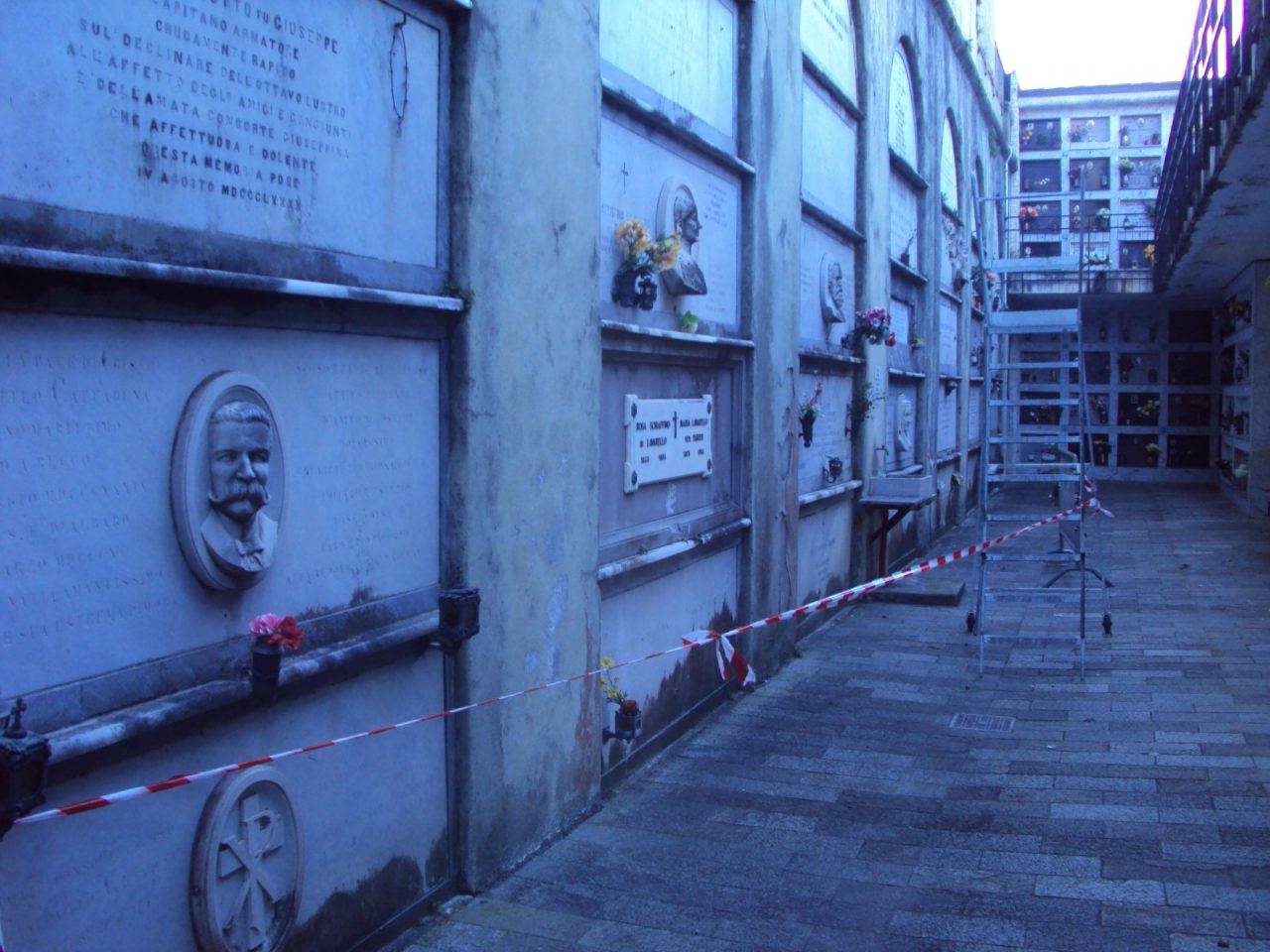 Barriere e degrado al cimitero? Risponde l’Amministrazione