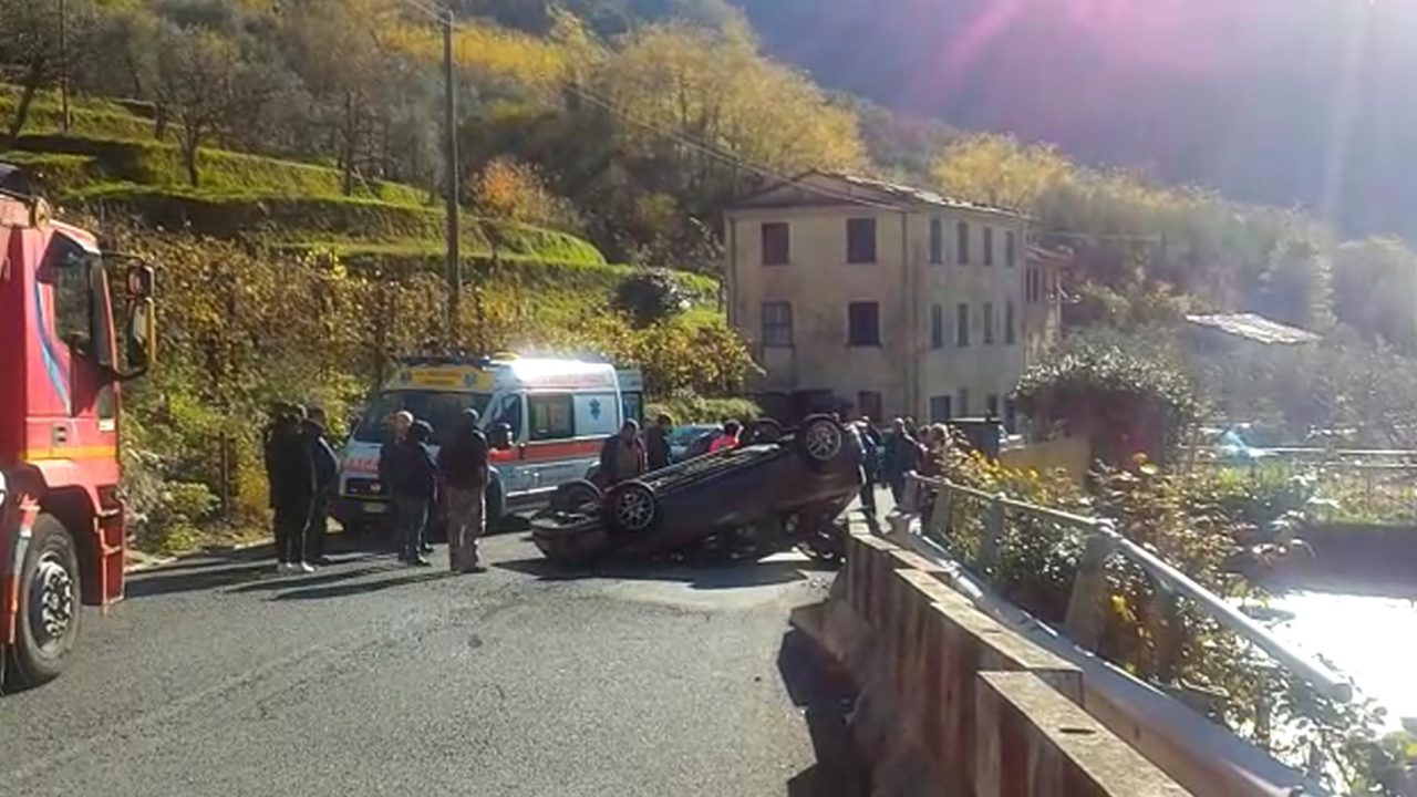 Incidente a Terrarossa di Carasco, auto si ribalta dopo impatto con uno scooter