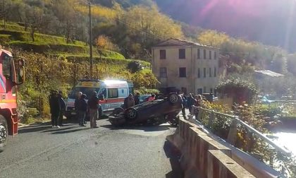 Incidente a Terrarossa di Carasco, auto si ribalta dopo impatto con uno scooter