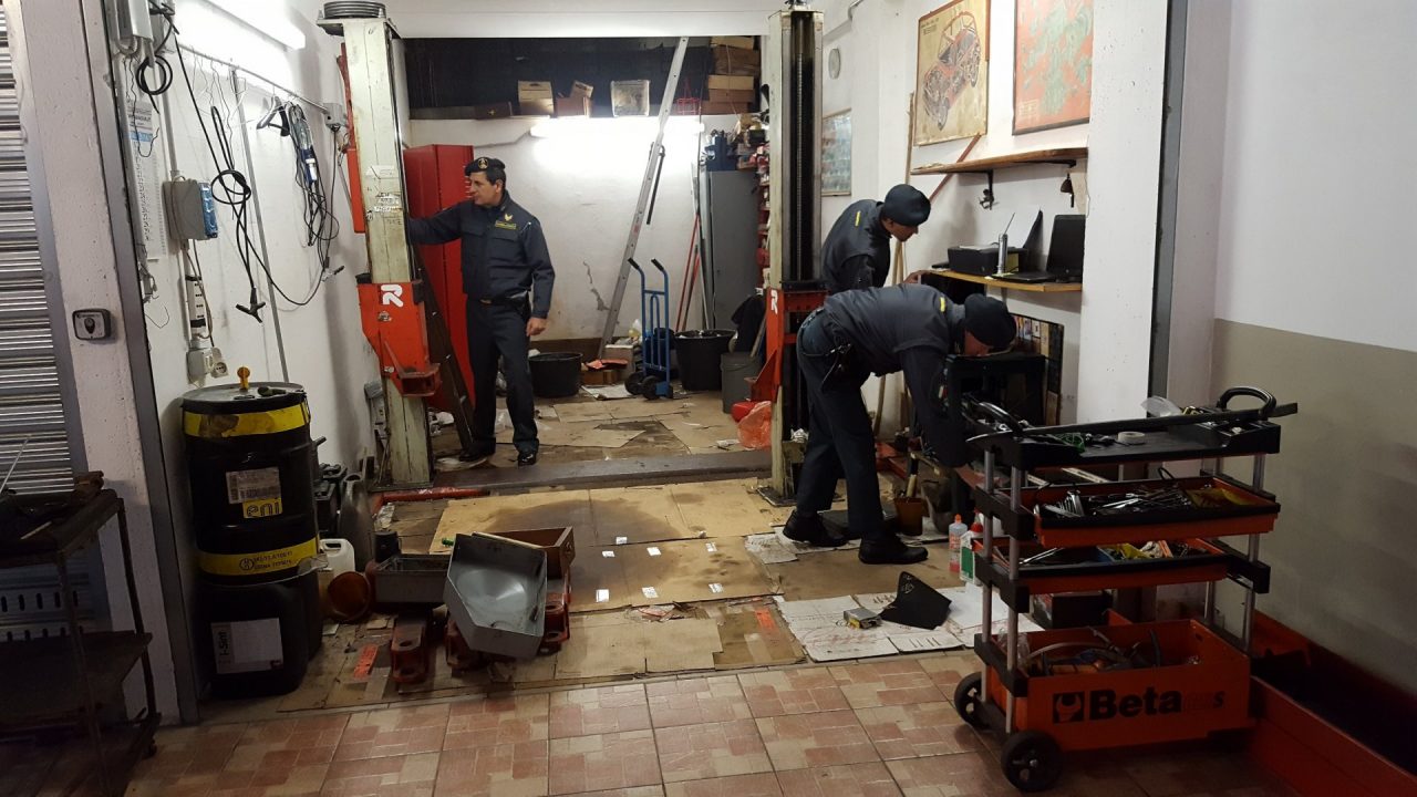 La finanza di Rapallo scopre un’officina abusiva, attrezzature sequestrate e donate al Villaggio del Ragazzo