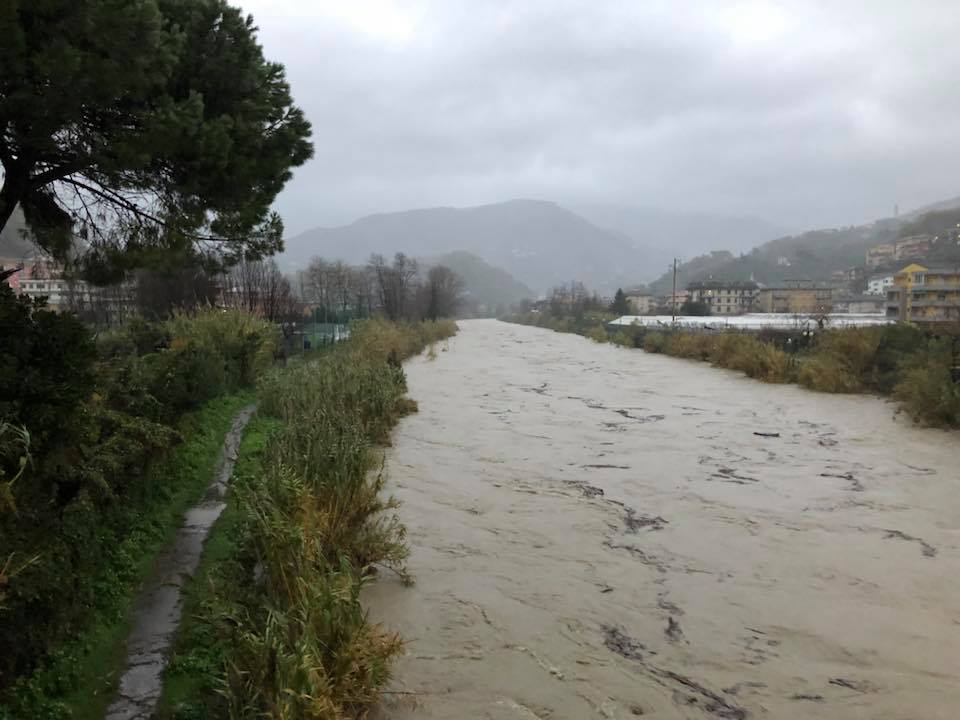 Sta esondando il fiume Entella, il Comune di Chiavari: “Abbandonate i piani bassi”